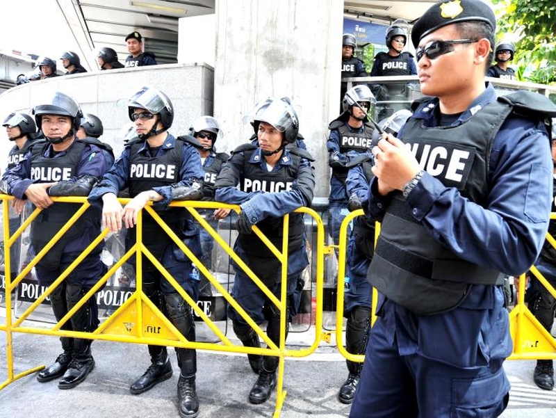 Silom - Troops equipped with live ammunition