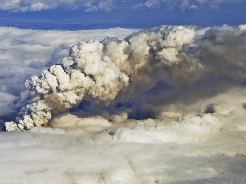 Volcanic ash cloud - Air traffic down 2.4% in April