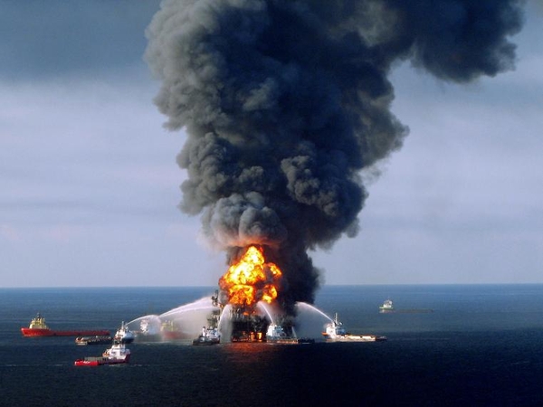Gulf of Mexico - Fire at oil rig