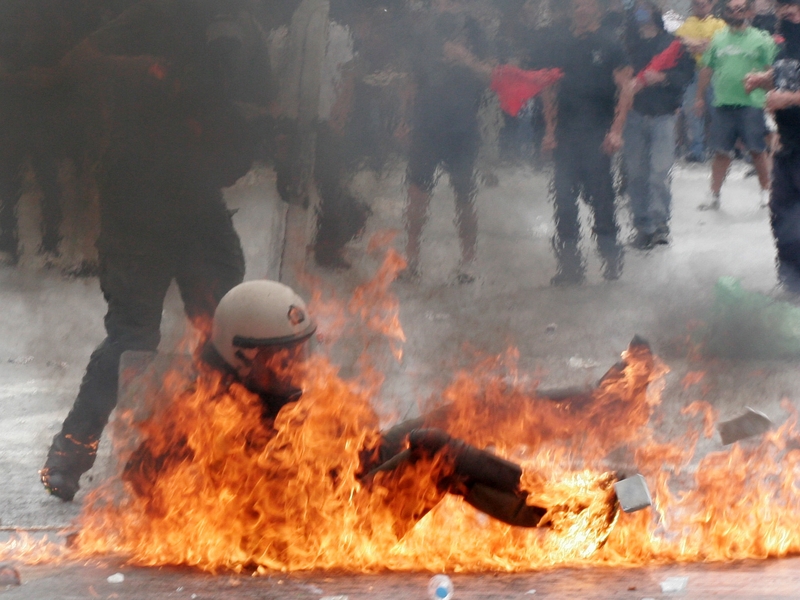 Athens - Policeman injured in violence