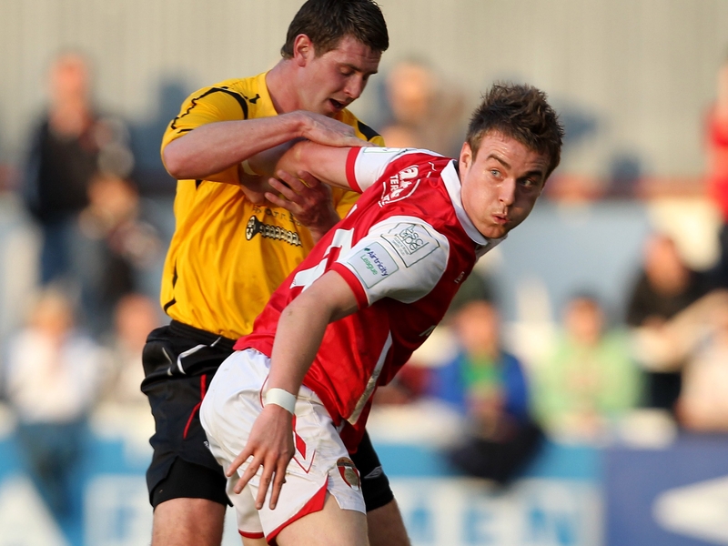 Dundalk's Gary Breen &amp; Vinny Faherty of St Patrick's Athletic compete for possession