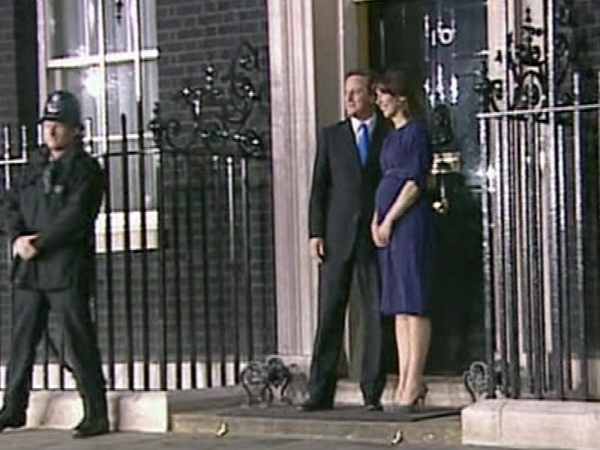 David &amp; Samantha Cameron - Take up residence in Downing Street