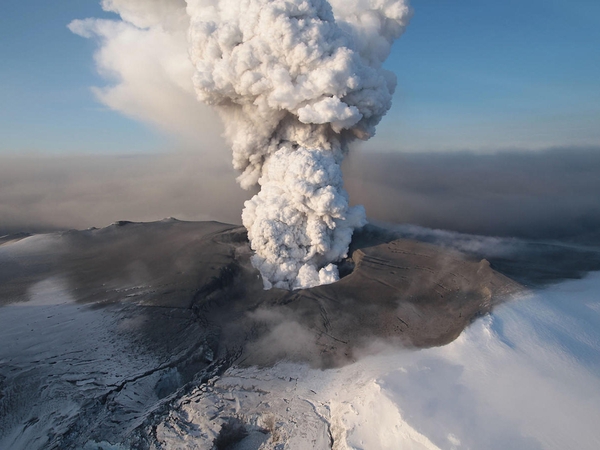 Iceland - Ash plume disrupting travel