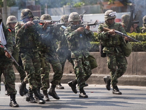 Bangkok - Soldiers open fire at the 'Red Shirt' protestors