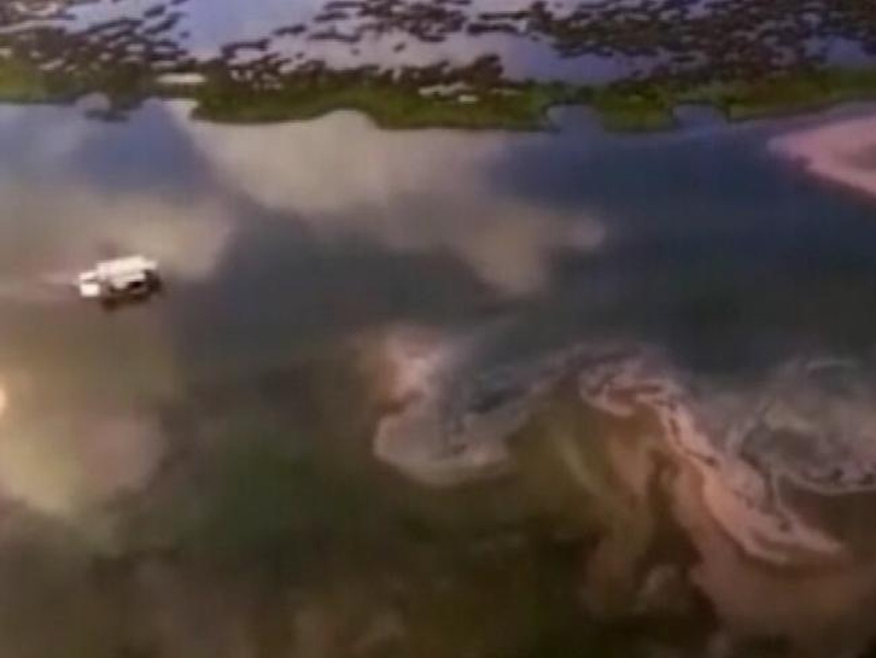 Gulf oil spill - BP succeeds in lowering containment cap