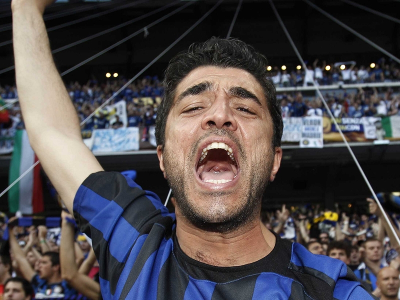 Chelsea and Portugal star Deco should be preparing for the World Cup, but he appeared to be masquerading as an Inter Milan fan in Madrid