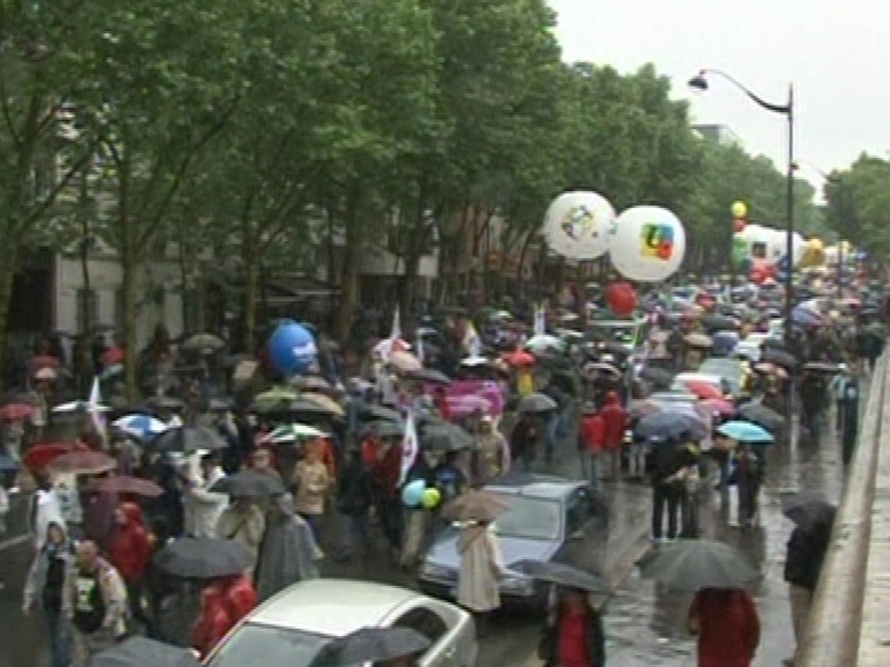 French protest at pension age - Over 800,000 turn out