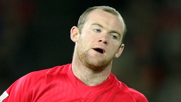 Wayne Rooney has been spared a trying afternoon at Goodison Park as Manchester United let a two-goal lead slip