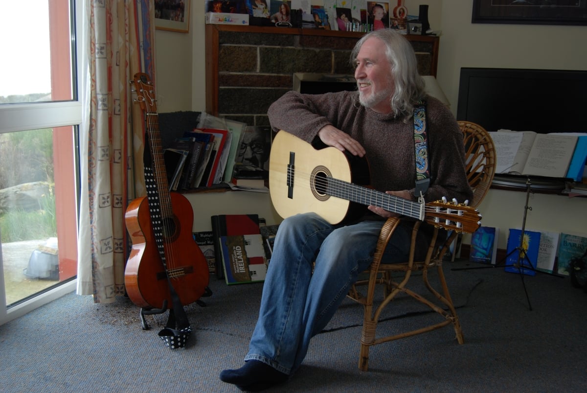  Seoirse Ó Dochartaigh, An ceoltóir, scríbhneoir agus ealaíontóir.