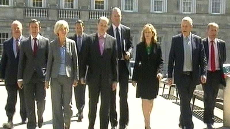 Fine Gael - Nine frontbenchers withdraw support for Enda Kenny