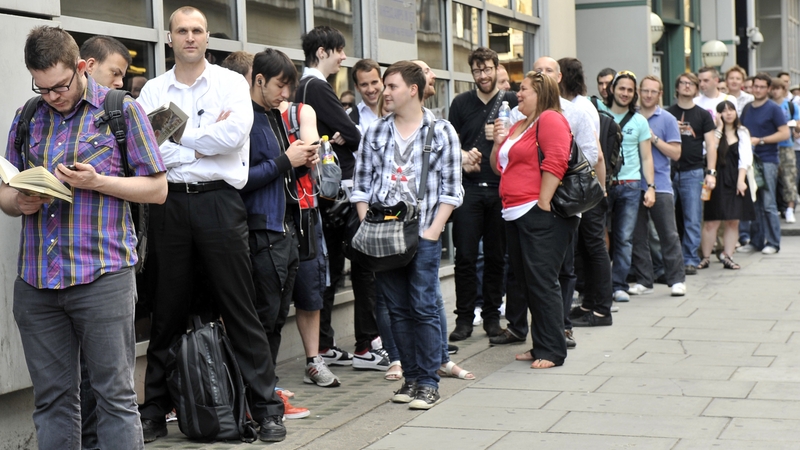 iPhone 4 - Big queues in Europe and Japan