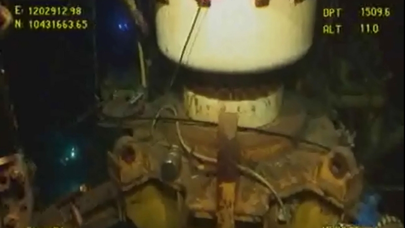 Gulf of Mexico - Cap fitted to stop oil flow