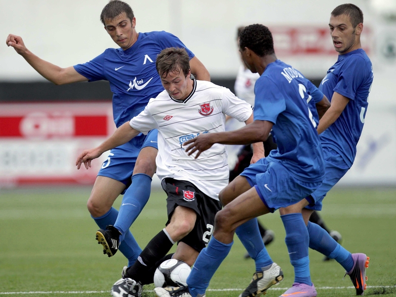 Steven Lennon tries to cut through the Sofia defence