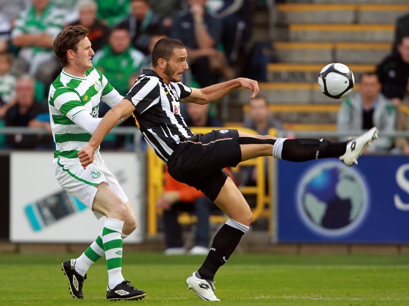 Gary Twigg &amp; Leonardo Bonucci battle for possession at Tallaght Stadium