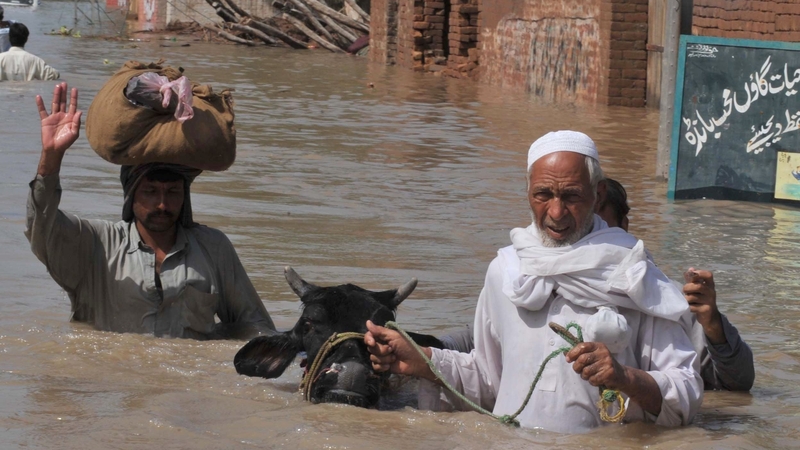 Pakistan - Thousands are escaping rising flood waters