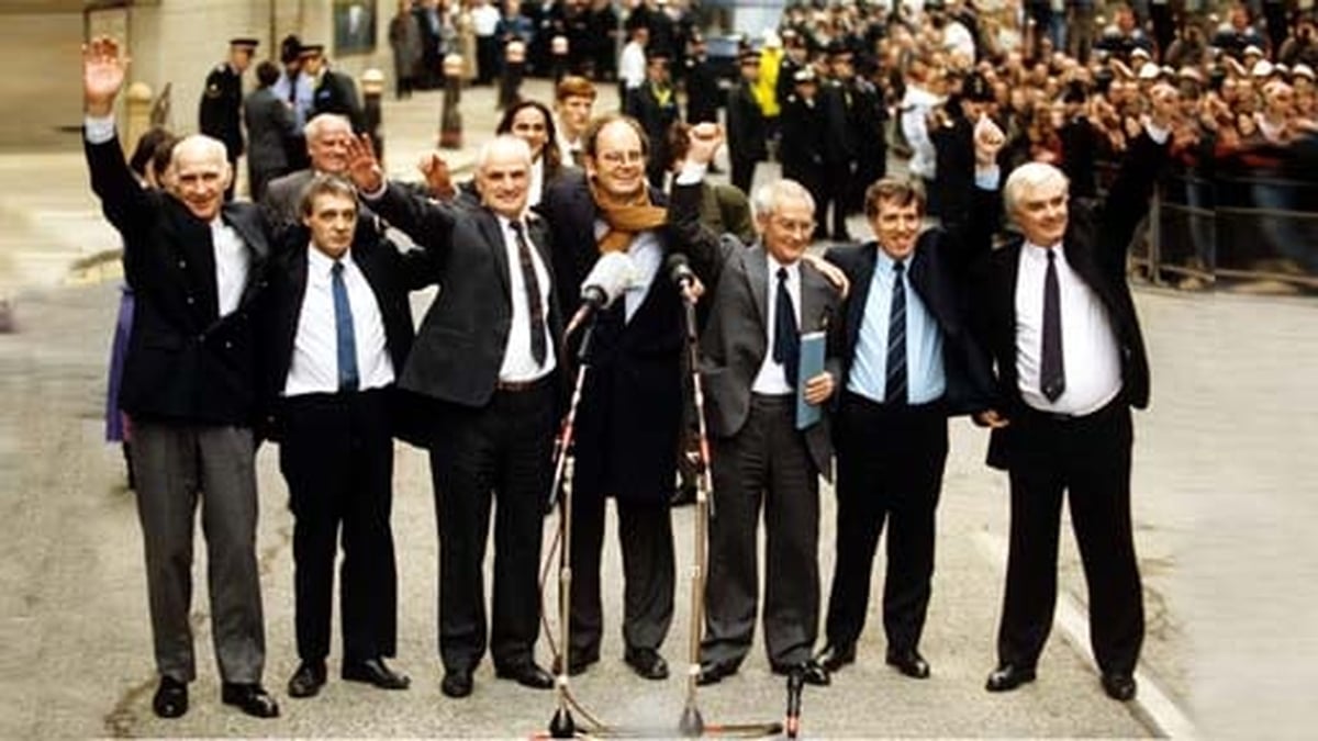 Dónal Mac Amhlaigh.