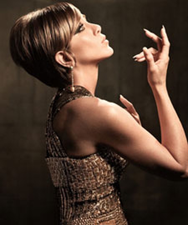 Aniston recreates Streisand pose.