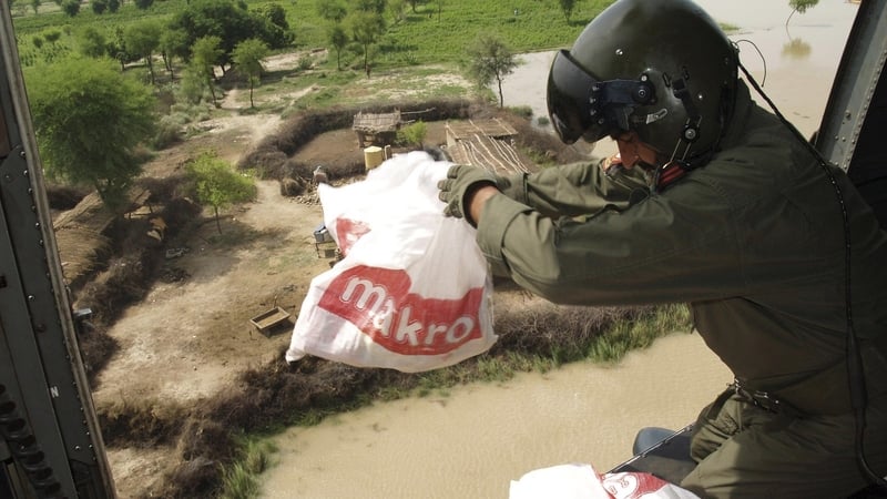 Pakistan - Army dropping aid to worst hit regions