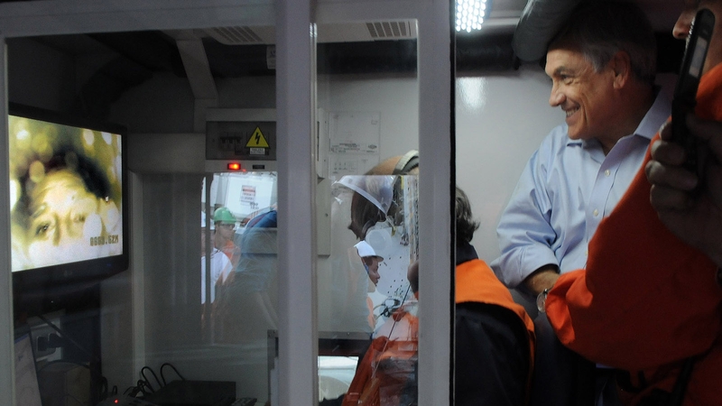 Chile - President speaks with trapped mners