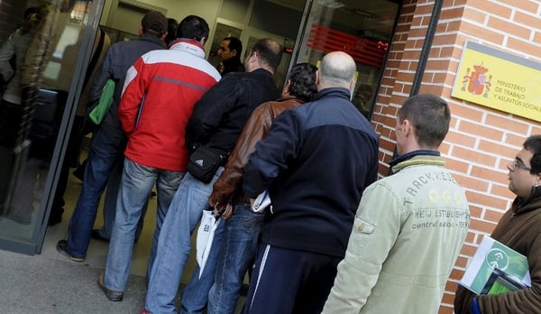 The number of people without jobs in the euro zone fell to 10.966 million in August from 10.996 million in July