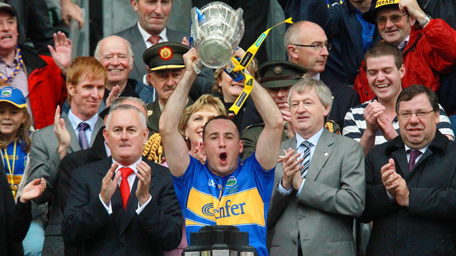 Eoin Kelly lifts the Liam MacCarthy Cup in 2010
