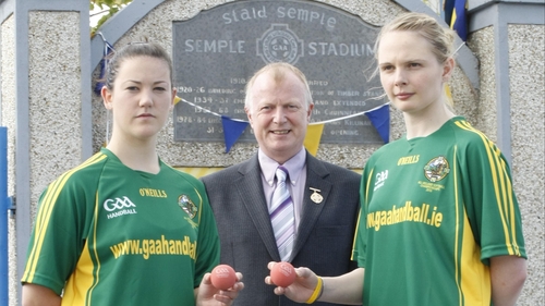 Kerry's Ashley Prendiville and fellow Kingdom handballer, Maria Daly with Irish Handball President Tony Hannon