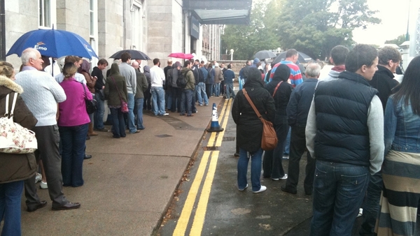 RDS - Queues to enter emigration expo