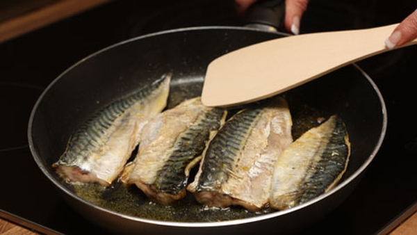 Seared Spiced Mackerel Fillets with Blackberry Vin