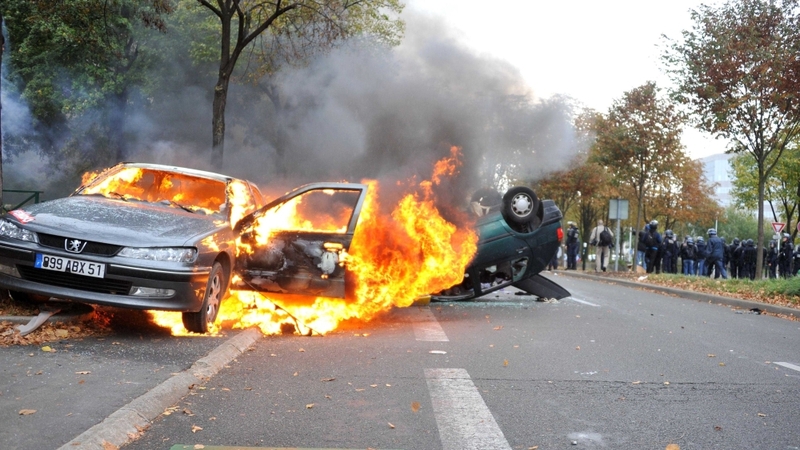 Paris - Vehicles set alight in protests