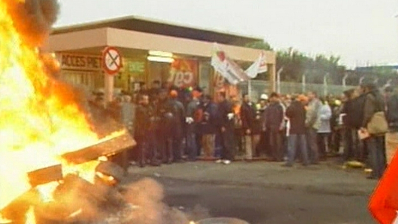 Oil refinery strikes- end at three refineries