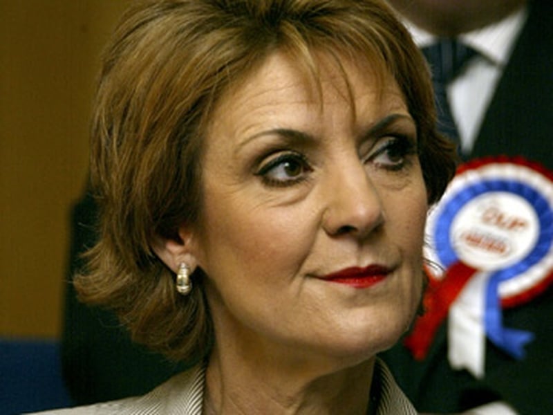 Iris Robinson faighte ciontach i sárú tromchúiseach rialacháin Comhthionól Stormont.