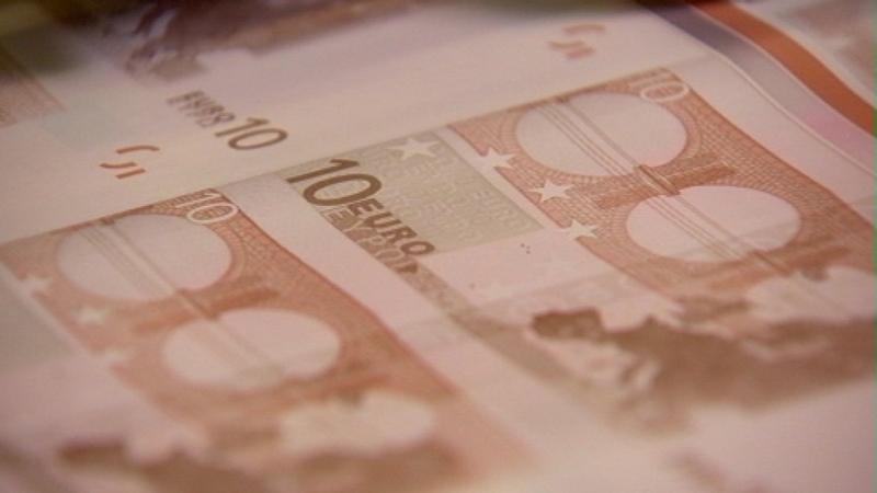 Taoiseach Enda Kenny has said the banks are to outline cost-cutting plans within two weeks