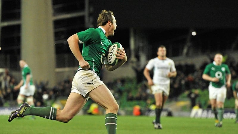 Tommy Bowe races over to score Ireland's first try