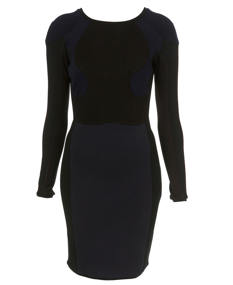 Black side panels create an instant slimming effect