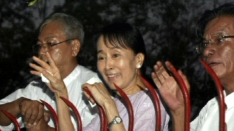 Aung San Suu Kyi - Greets crowd following release