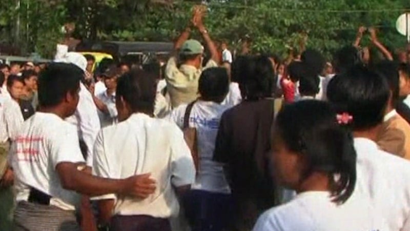 Rangoon - Supporters await Aung San Suu Kyi's release