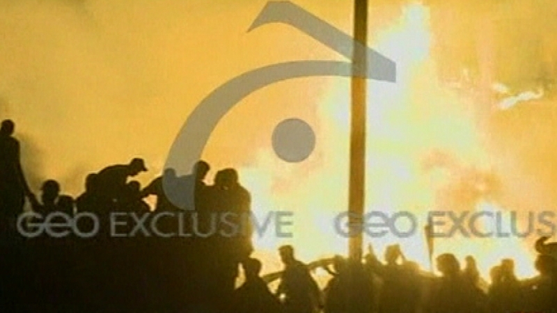 Karachi - Rescue workers at the scene