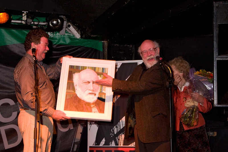 Pádraig Ó Snodaigh agus Cathal Póirtéir lena phortráid ag oíche ómóis de chuid IMRAM i 2010.