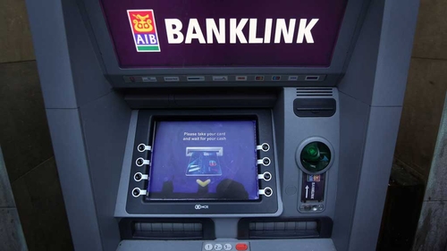 The Government lost a vote yesterday on an amendment to a Labour Party motion calling for the sale of 25% of the State's stake in AIB to be postponed