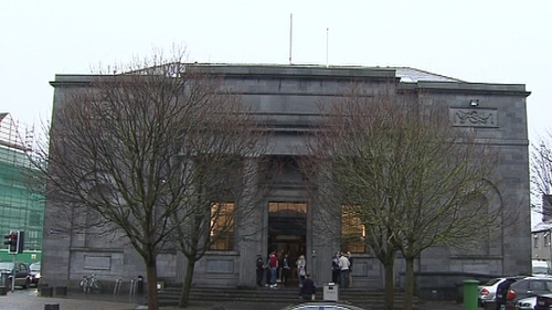 Bean ar a triail i gCúirt Choiriúil Chuarda na Gaillimhe