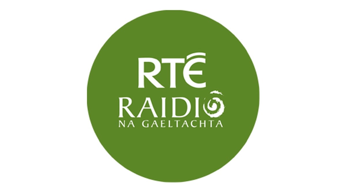 Róisín Nic Ghearailt, scríbhneoir agus file. 