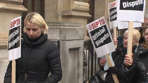 Davenport Hotel dispute - Pickets over cuts to pay