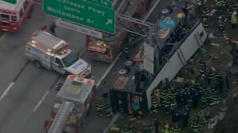 New York - Bus crash leaves 13 dead