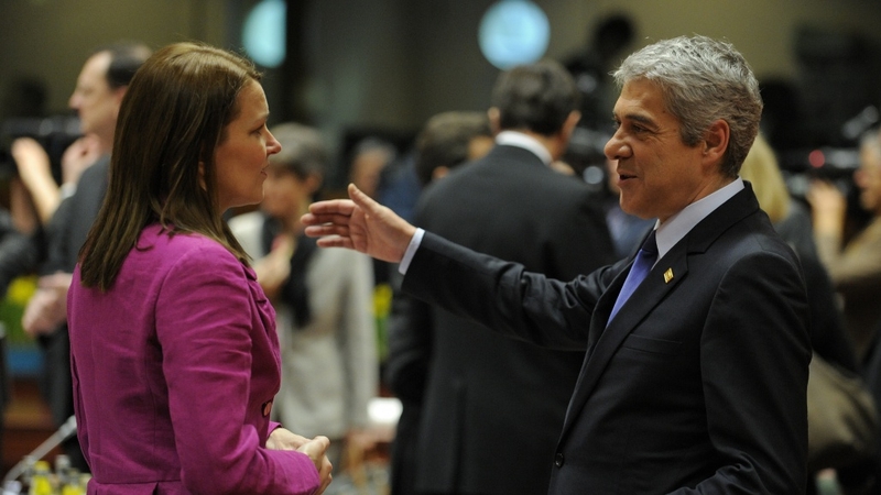 Jose Socrates - Speaking with Finnish PM Mari Kiviniemi at the EU summit