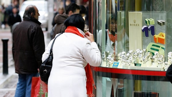 One in six people plan to spend more on Christmas presents this year