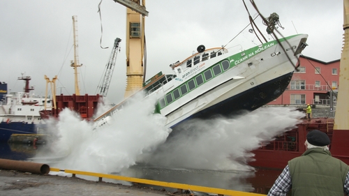 Galway Docks - Ferry falls into water as sling snaps (Pic: Joe O'Shaughnessy - Connacht Tribune)