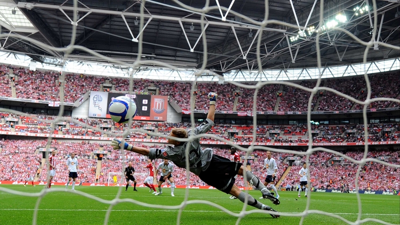 Jussi Jaaskelainen - The Bolton keeper fails to get to Matthew Etherington's shot