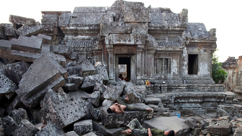 Preah Vihear - Fighting moves closer to 900-year-old temple