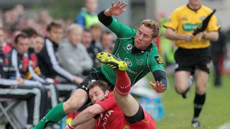Munster's Johne Murphy bids to regain possession with Gavin Duffy of Connacht in close attendance