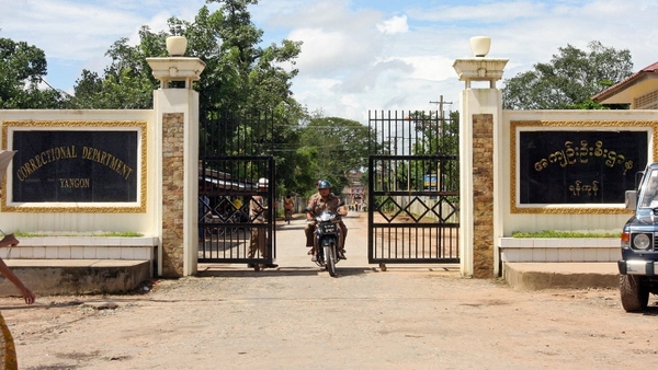 Burma has pardoned a number of prominent dissidents and journalists